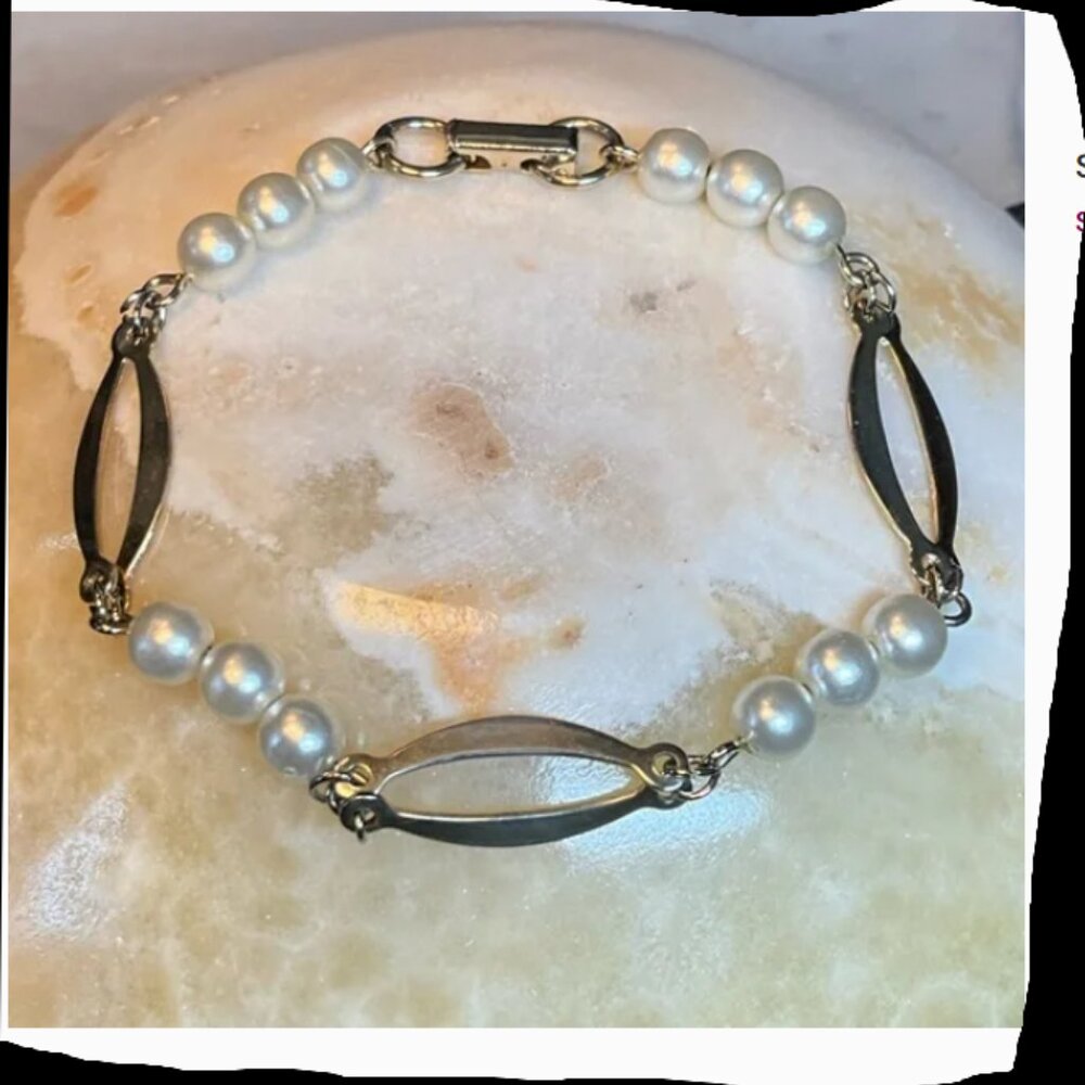Sarah Coventry 1975 Silver‑Tone Link Bracelet – Vintage Faux Pearls – Classic